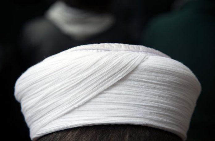 Rüyada başına sarık sarmak, rüyada yeşil veya beyaz sarık takmak, rüyada eski veya yeni sarık görmek, rüyada sarıkla ilgili yorumlar vb. rüya tabirleri.