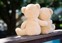 Rüyada Sarılmak Görmek Ne Anlama Gelir? Rüyada sarılmak görmek, rüyada sevdiği birine sarılmak, rüyada birine sıkıca sarılmak, rüyada özlemle sarılmak, rüyada sarılma vb. rüya tabirleri.