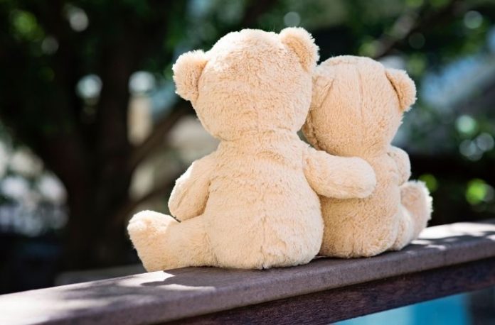 Rüyada sarılmak görmek, rüyada sevdiği birine sarılmak, rüyada birine sıkıca sarılmak, rüyada özlemle sarılmak, rüyada sarılma vb. rüya tabirleri.