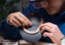 Rüyada Sarraf Görmek Ne Anlama Gelir? Rüyada sarraf görmek, rüyada sarraftan altın veya gümüş almak, rüyada sarraf dükkanında olmak, rüyada sarrafla pazarlık yapmak vb. rüya tabirleri.