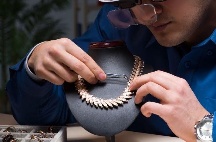 Rüyada sarraf görmek, rüyada sarraftan altın veya gümüş almak, rüyada sarraf dükkanında olmak, rüyada sarrafla pazarlık yapmak vb. rüya tabirleri.