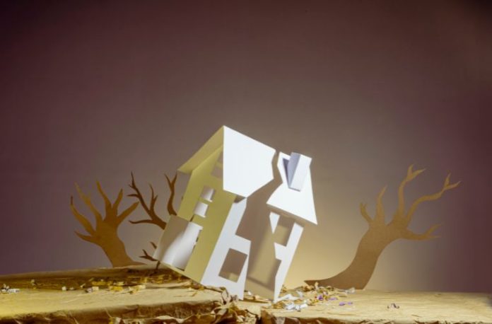 Rüyada sarsıntı görmek, rüyada ani sarsıntı hissetmek, rüyada depremin etkilerini yaşamak, rüyada yıkım izlerini görmek vb. rüya tabirleri.