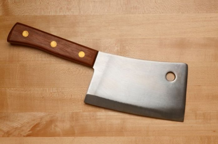 Rüyada satır görmek, rüyada büyük bir satırla bir şey doğramak, rüyada satır bilemek veya keskinleştirmek vb. rüya tabirleri.