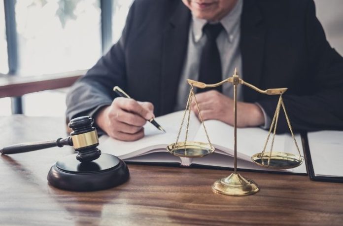 Rüyada savcı görmek, rüyada mahkemede bir savcıyla yüzleşmek, rüyada savcının dava ile ilgili karar verdiğini görmek, rüyada savcı ile tartışmak vb. rüya tabirleri.