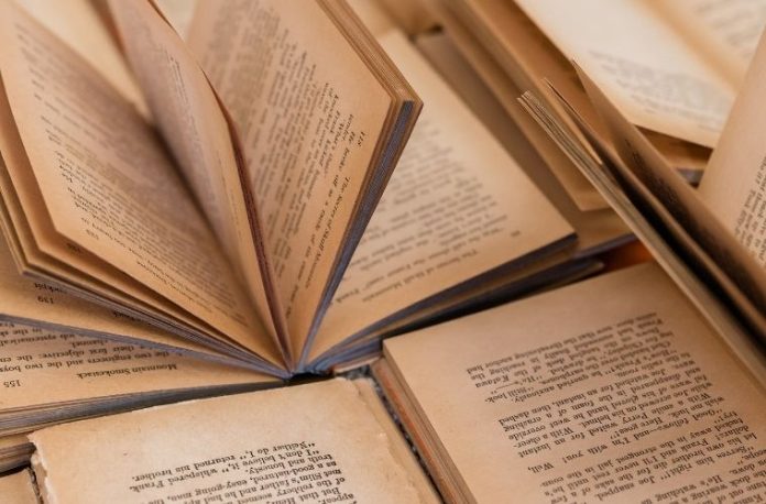 Rüyada sayfa görmek, rüyada kitabın içindeki sayfalara bakmak, rüyada sayfaları çevirmek, rüyada boş veya dolu sayfa görmek vb. rüya tabirleri.