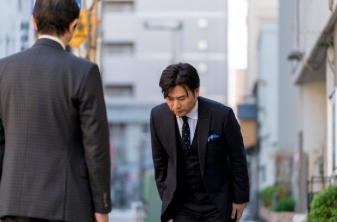 Rüyada saygınlık görmek, rüyada toplum içinde saygı görmek, rüyada insanların önünde saygın bir kişi olarak anılmak vb. rüya tabirleri.