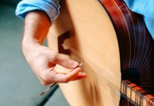 Rüyada Saz Görmek Ne Anlama Gelir? Rüyada elinde saz tutmak, rüyada saz çalıp türkü söylemek, rüyada bir başkasının saz çaldığını izlemek, rüyada saz ile ilgili farklı durumlar vb. rüya tabirleri.