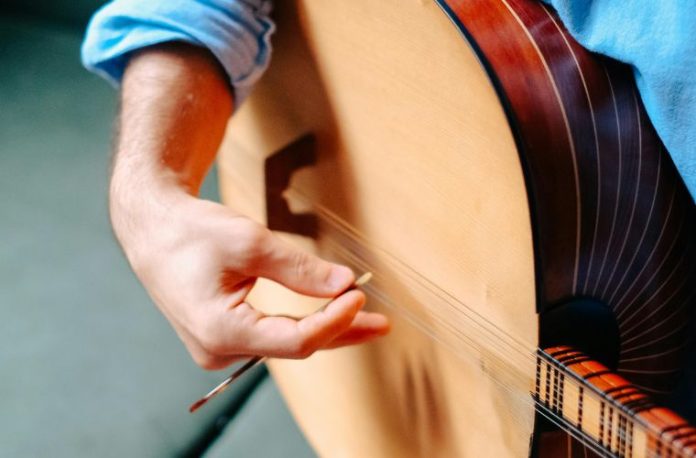 Rüyada elinde saz tutmak, rüyada saz çalıp türkü söylemek, rüyada bir başkasının saz çaldığını izlemek, rüyada saz ile ilgili farklı durumlar vb. rüya tabirleri.