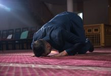 Rüyada Secde Etmek Ne Anlama Gelir? Rüyada secde etmek, rüyada namaz kılarken secdeye varmak, rüyada secde halinde ağlamak, rüyada secdeye kapanıp dua etmek vb. rüya tabirleri.