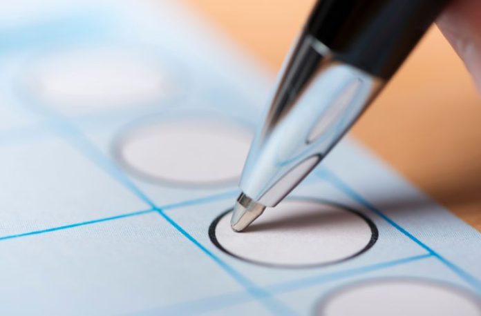 Rüyada seçim görmek, rüyada bir seçimde aday olmak, rüyada sandık başında oy kullanmak, rüyada seçim sonuçlarını takip etmek vb. rüya tabirleri.