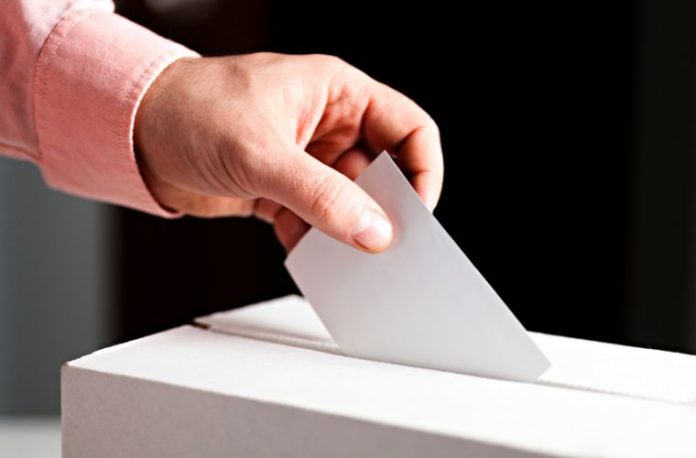 Rüyada seçme ve seçilme görmek, rüyada bir seçimde aday olmak, rüyada oy kullanarak birini seçmek, rüyada seçilerek bir göreve gelmek vb. rüya tabirleri.