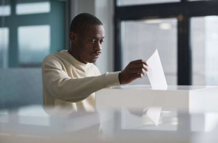 Rüyada seçmen görmek, rüyada bir seçimde oy kullanmak, rüyada seçmen listesinde adını görmek, rüyada seçmenlerle konuşmak vb. rüya tabirleri.