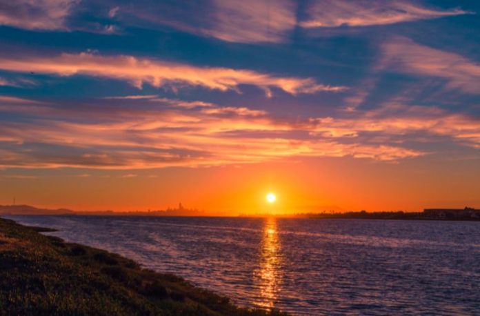 Rüyada seher vakti görmek, rüyada sabaha karşı uyanmak, rüyada seher vaktinde dua etmek veya zikir çekmek, rüyada seher vaktinde gökyüzüne bakmak.