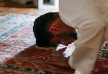Rüyada Sehiv Secdesi Görmek Ne Anlama Gelir? Rüyada sehiv secdesi görmek, rüyada namazda unutkanlık yaşamak ve sehiv secdesi yapmak, rüyada başkasının sehiv secdesi yaptığını izlemek.