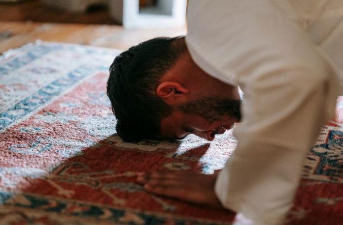 Rüyada sehiv secdesi görmek, rüyada namazda unutkanlık yaşamak ve sehiv secdesi yapmak, rüyada başkasının sehiv secdesi yaptığını izlemek.