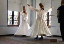 Rüyada Sema Görmek Ne Anlama Gelir? Rüyada semâ yapmak, rüyada dervişlerin sema ettiğini görmek, rüyada semazen olmak, rüyada zikrederek dönmek vb. rüya tabirleri.