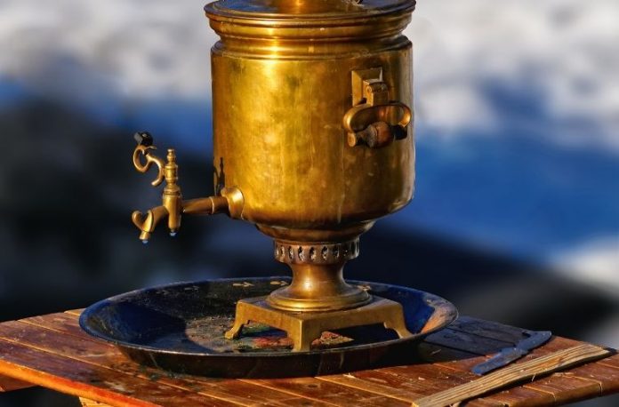 Rüyada semaverde çay kaynatmak, rüyada bir toplulukla semaverin etrafında oturmak, rüyada eski veya yeni bir semaver görmek.