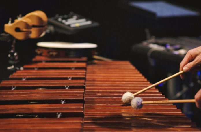 Rüyada senfonik müzik görmek, rüyada büyük bir orkestranın çaldığını izlemek, rüyada senfonik müzik dinlemek vb. rüya tabirleri.