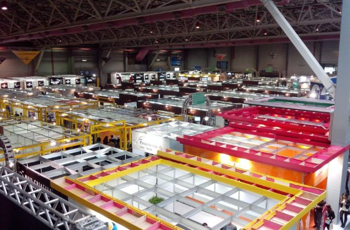 Rüyada sergi görmek, rüyada bir sanat sergisinde gezmek, rüyada sergide tabloları incelemek, rüyada kendi eserlerinin sergilendiğini görmek.