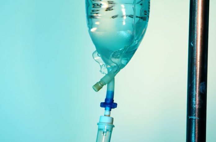 Rüyada serum görmek, rüyada hastanede yatağa bağlı şekilde serum almak, rüyada bir başkasına serum takıldığını izlemek.