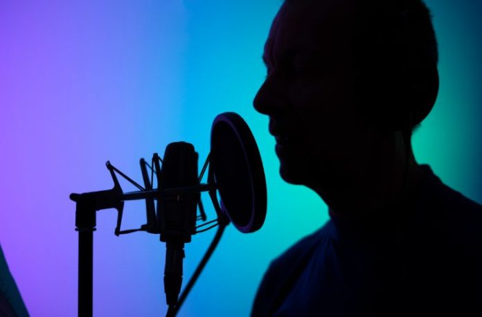 Rüyada ses sanatçısı görmek, rüyada ünlü bir şarkıcı ile karşılaşmak, rüyada bir ses sanatçısının konserine gitmek vb. rüya tabirleri.