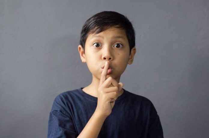 Rüyada sessizlik görmek, rüyada tamamen sessiz bir ortamda bulunmak, rüyada bir anda herkesin sustuğunu hissetmek vb. rüya tabirleri.