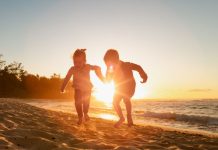 Rüyada Sevinç Görmek Ne Anlama Gelir? Rüyada sevinç görmek, rüyada mutluluk içinde olmak, rüyada bir olay karşısında sevinmek, rüyada sevinç gözyaşları dökmek vb. rüya tabirleri.