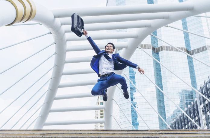 Rüyada sıçramak, rüyada korkudan veya heyecandan sıçramak, rüyada yüksek bir noktadan aşağı sıçramak, rüyada bir engelin üzerinden sıçrayarak atlamak.