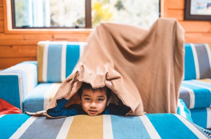 Rüyada sığınmak, rüyada korku veya tehlike nedeniyle bir yere sığınmak, rüyada bir insana sığınmak, rüyada sığınılan yerin güvenli hissettirmesi vb. rüya tabirleri.
