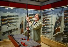 Rüyada Silahçı Görmek Ne Anlama Gelir? Rüyada silahçı görmek, rüyada bir silah dükkânında silah almak, rüyada silah tamiri yapan bir silahçı görmek vb. rüya tabirleri.