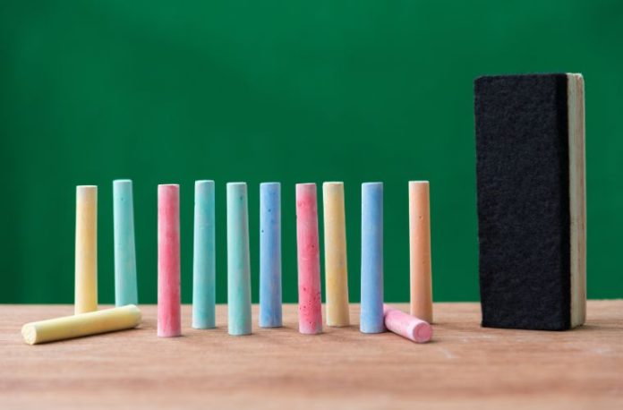 Rüyada silgi görmek, rüyada bir defterdeki yazıyı silmek, rüyada silginin ufalandığını görmek, rüyada birine silgi uzatmak vb. rüya tabirleri.