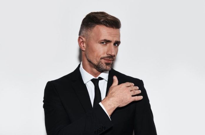 Rüyada silkinmek görmek, rüyada üzerindeki suyu veya tozu silkmek, rüyada aniden silkinerek kendine gelmek vb. rüya tabirleri.