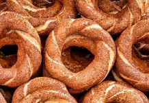 Rüyada Simit Görmek Ne Anlama Gelir? Rüyada simit görmek, rüyada elinde simit tutmak, rüyada sokakta simit satan birini görmek, rüyada simidi bölüşerek yemek vb. rüya tabirleri.