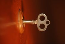 Rüyada Sır Görmek Ne Anlama Gelir? Rüyada sır görmek, rüyada gizli bir bilgiyi öğrenmek, rüyada başkasına bir sır vermek, rüyada bir sırrın açığa çıkmasından korkmak vb. rüya tabirleri.