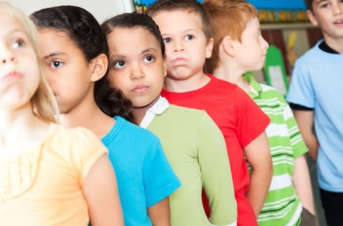 Rüyada sıraya koymak, rüyada nesneleri düzenli bir şekilde sıralamak, rüyada insanları sıraya dizmek, rüyada belirli bir düzen oluşturmak vb. rüya tabirleri.