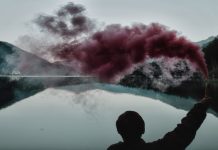 Rüyada Sis Bombası Görmek Ne Anlama Gelir? Rüyada sis bombası görmek, rüyada patlayan bir sis bombası nedeniyle etrafı görememek, rüyada askeri bir bölgede sis bombası kullanıldığını görmek.