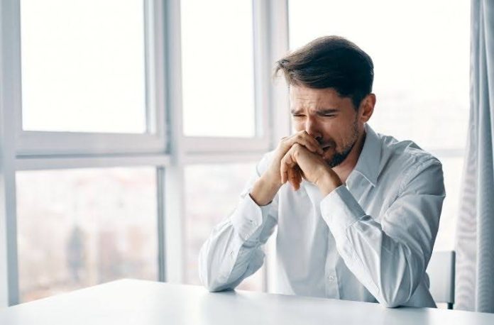 Rüyada sızlanmak, rüyada acı veya ağrı nedeniyle sızlandığını görmek, rüyada bir başkasının sızlandığını duymak vb. rüya tabirleri.