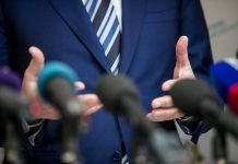 Rüyada Sözcü Görmek Ne Anlama Gelir? Rüyada bir topluluğa sözcülük yapmak, rüyada resmi bir sözcüyle konuşmak, rüyada birinin yerine konuşmak vb. rüya tabirleri.