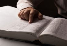 Rüyada Sözlük Görmek Ne Anlama Gelir? Rüyada sözlük görmek, rüyada bir kelimenin anlamına bakmak, rüyada eski bir sözlük taşımak, rüyada yabancı dil sözlüğü görmek.