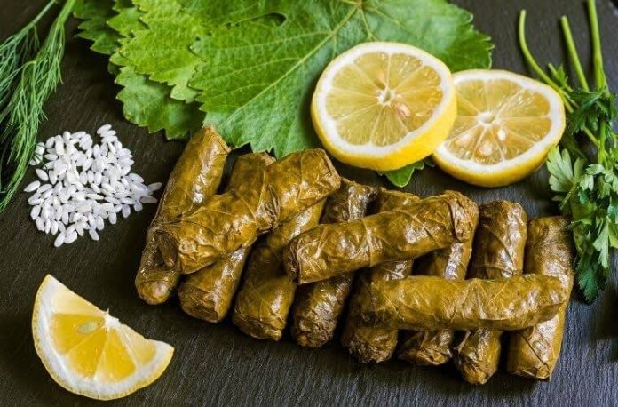 Rüyada yaprak sarması görmek. Rüyada dolma görmek. Rüyada sarma ya da dolma yapmak. Rüyada yaprak sarmak. Rüyada dolma biber görmek.