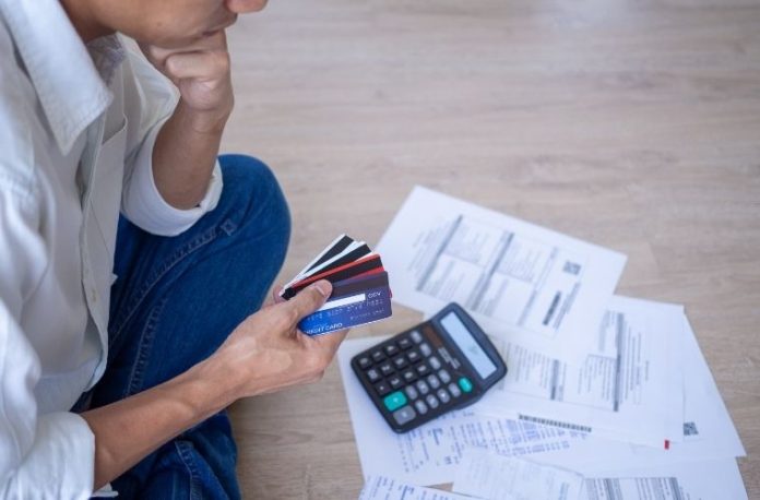 Rüyada taksitli borç görmek, ödeme yapmakta zorlanmak, vadesi gelen borçlarla uğraşmak, taksitleri planlamak vb. rüya tabirleri.