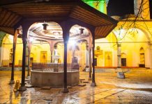 Rüyada Şadırvan Görmek Ne Anlama Gelir? Rüyada cami avlusunda su akan bir şadırvan görmek, rüyada şadırvanda abdest almak, rüyada şadırvanın başında oturmak vb. rüya tabirleri.