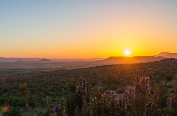 Rüyada sabahın ilk ışıklarını izlemek, rüyada gün doğumunu seyretmek, rüyada aydınlık bir şafak vakti yaşamak vb. rüya tabirleri.