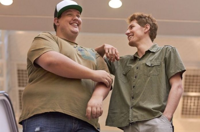 Rüyada arkadaşlarla şaka yapmak, rüyada biriyle güler yüzle şakalaşmak, rüyada eğlenceli bir ortamda bulunmak vb. rüya tabirleri.