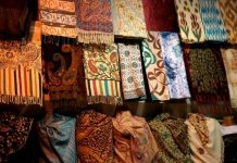 Rüyada Şal Görmek Ne Anlama Gelir? Rüyada renkli bir şal takmak, şalı omzuna almak, birine şal vermek, desenli ya da sade şal görmek vb. rüya tabirleri.