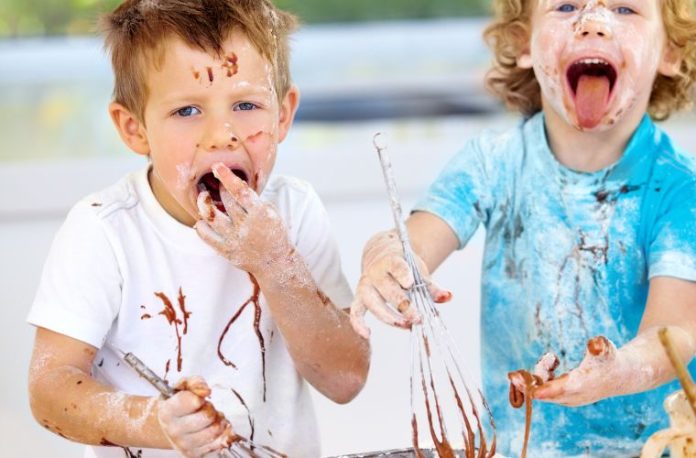 Kalabalık bir ortamda şamata duymak, gülüşmeler ve sesli eğlence görmek, neşeli bir grubun arasında olmak vb. rüya tabirleri.