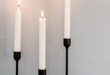 Rüyada Şamdan Görmek Ne Anlama Gelir? Rüyada şamdan görmek, mum takılı şamdanı yakmak, masa üstünde duran şamdan görmek, eski veya süslü şamdan görmek vb. rüya tabirleri.