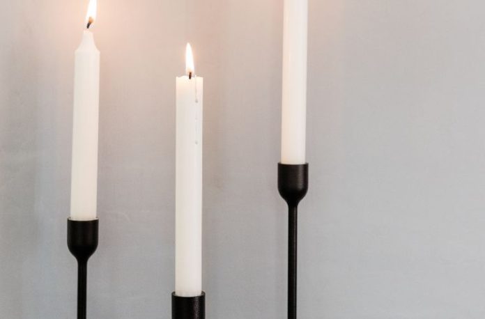 Rüyada şamdan görmek, mum takılı şamdanı yakmak, masa üstünde duran şamdan görmek, eski veya süslü şamdan görmek vb. rüya tabirleri.