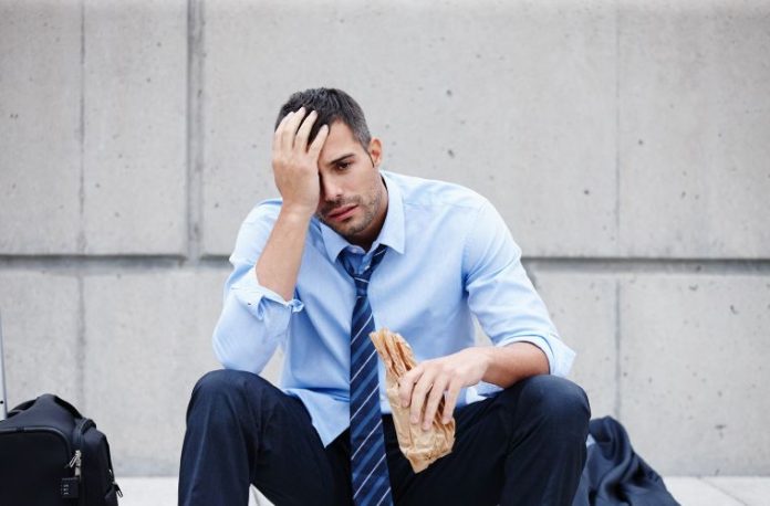 Rüyada şansızlık yaşamak, peş peşe aksiliklerle karşılaşmak, uğursuzluk hissetmek, kötü olaylara denk gelmek vb. rüya tabirleri.