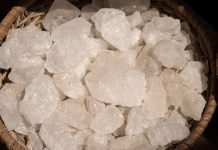 Rüyada Şap Görmek Ne Anlama Gelir? Rüyada beyaz şap taşı görmek, şapla su hazırlamak, şap kullanmak ya da birinden şap almak vb. rüya tabirleri.